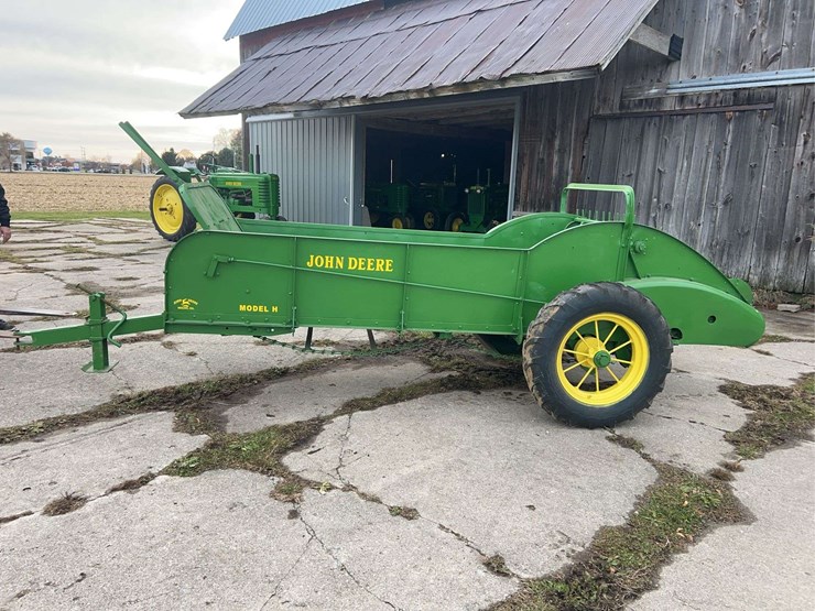 john-deere-model-h-manure-spreader-image-2