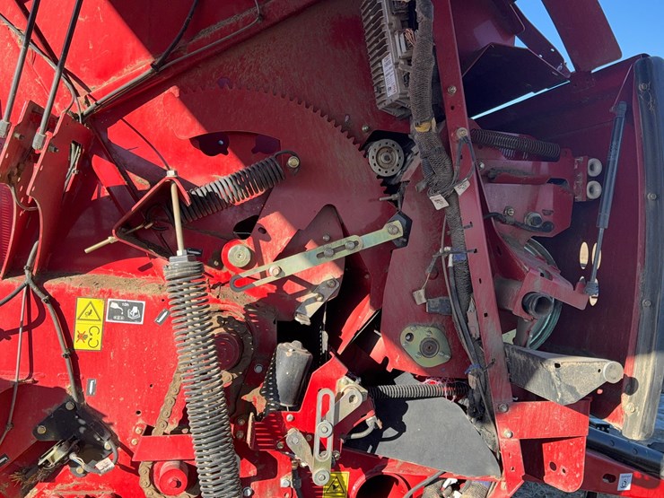 2020-new-holland-560-roll-belt-round-baler-image-16