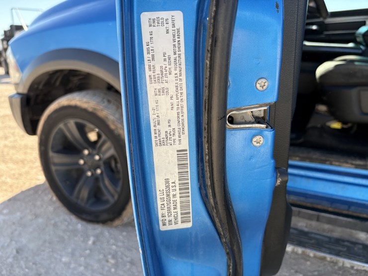 2021-ram-1500-classic-image-8