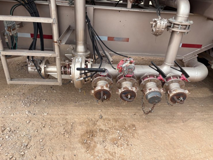 spm-qws1000s-quintuplex-10k-wp-acid-pumper-mtd-on-2008-mertz-t/a-trailer-image-13