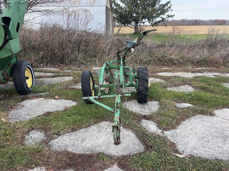 john-deere-12-image-1