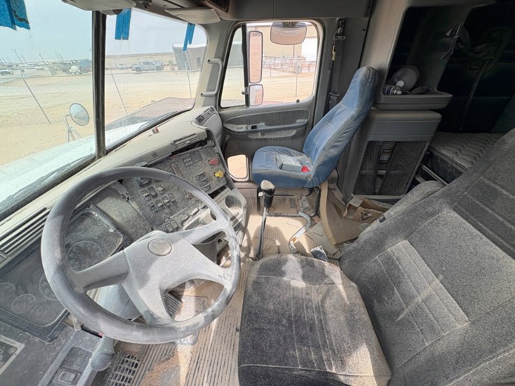 2006-freightliner-columbia-120-image-5