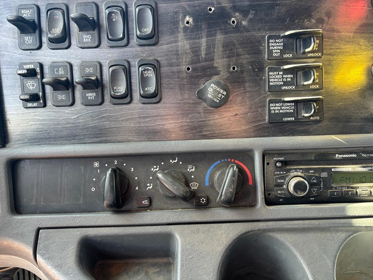 2009-freightliner-columbia-120-image-25