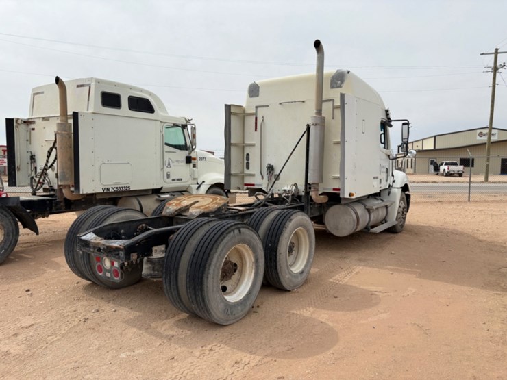 2006-freightliner-columbia-120-image-3