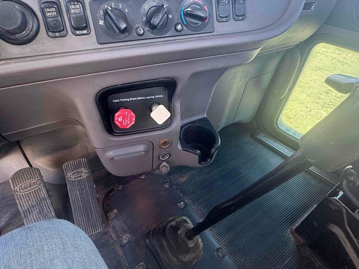 2012-peterbilt-386-image-44