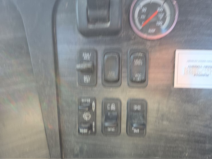 2007-freightliner-day-cab-semi-image-62