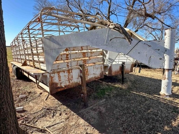 gooseneck-livestock-trailer-image-2