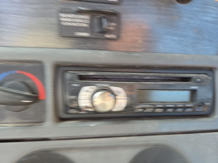 2007-freightliner-day-cab-semi-image-60