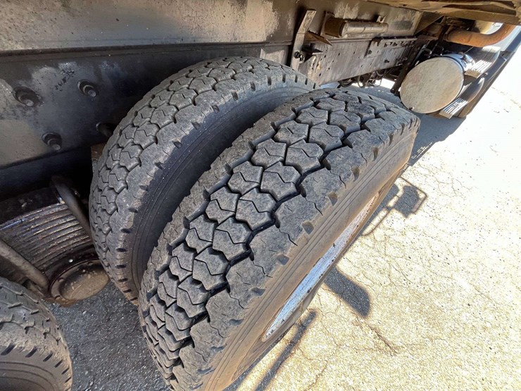 2004-mack-cv713-tandem-dump-truck-(481,756-miles)-image-27