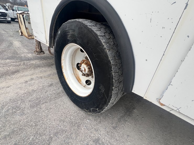 2000-ford-f650-image-16