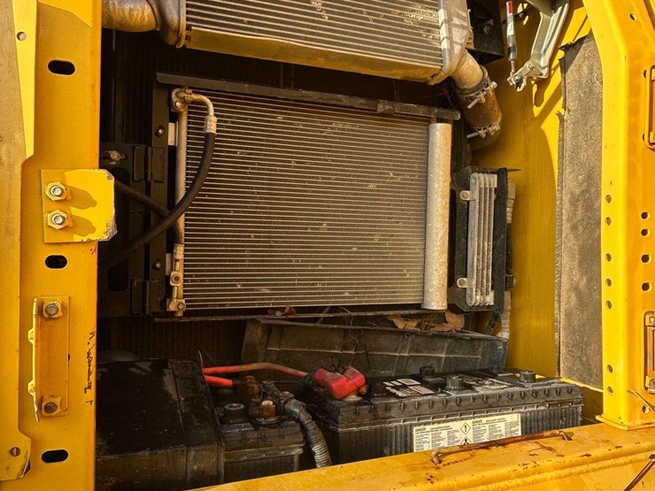 2015-komatsu-pc210-lc-10-image-15