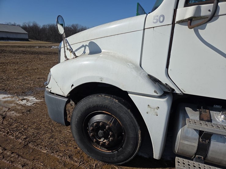 2007-freightliner-day-cab-semi-image-8