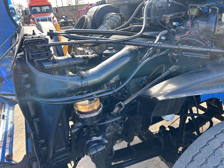 #1680-•-freightliner-day-cab-truck-tractor-image-34