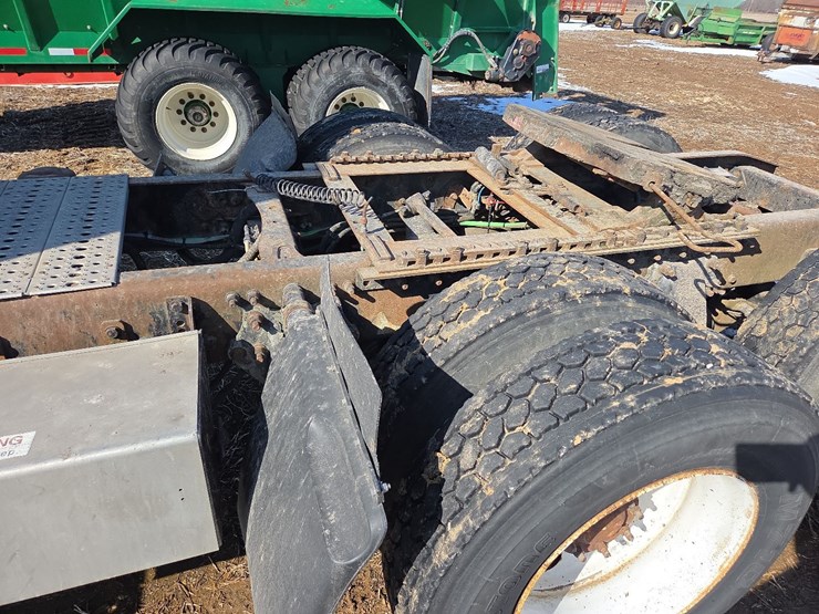 2007-freightliner-day-cab-semi-image-16