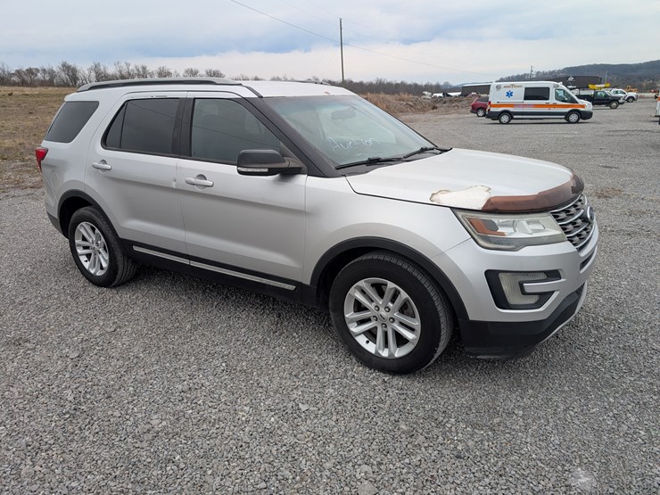 2016-ford-explorer-xlt-image-2