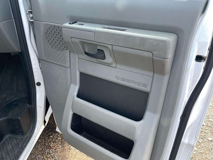 2014-ford-cargo-image-16