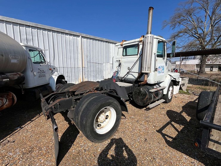1998-volvo-wg-truck-tractor-image-1