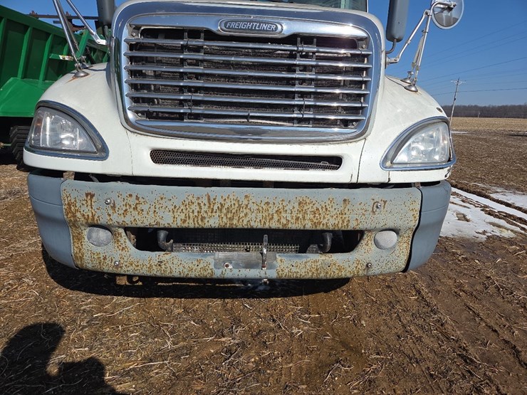 2007-freightliner-day-cab-semi-image-3