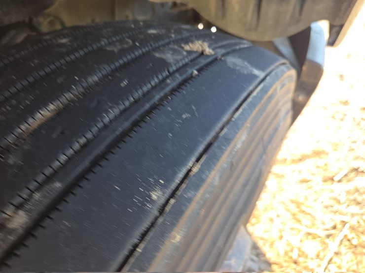 2007-freightliner-day-cab-semi-image-40