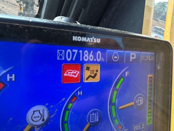 2015-komatsu-pc210-lc-10-image-14