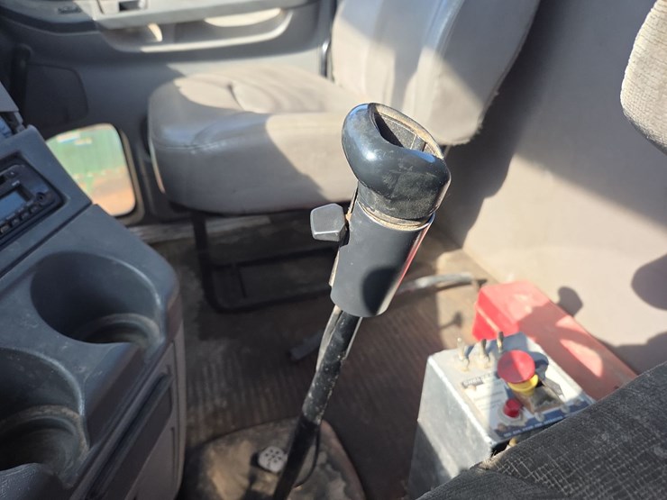 2007-freightliner-day-cab-semi-image-59