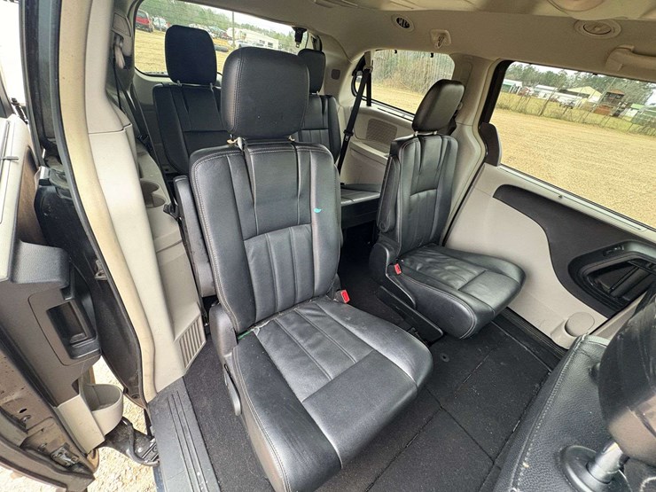 2014-chrysler-town-&-country-image-22