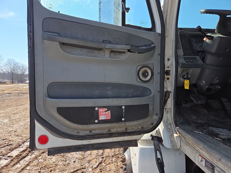 2007-freightliner-day-cab-semi-image-54