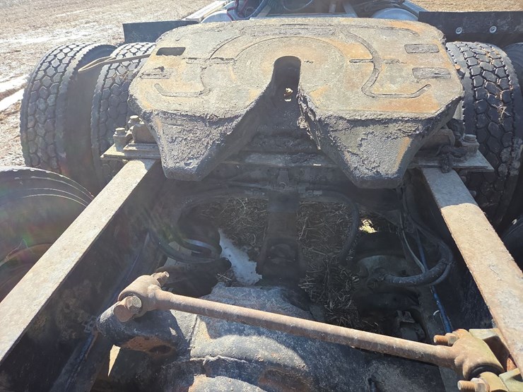 2007-freightliner-day-cab-semi-image-25