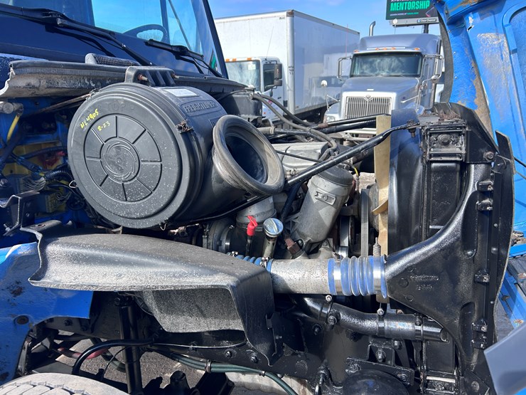 #1680-•-freightliner-day-cab-truck-tractor-image-36