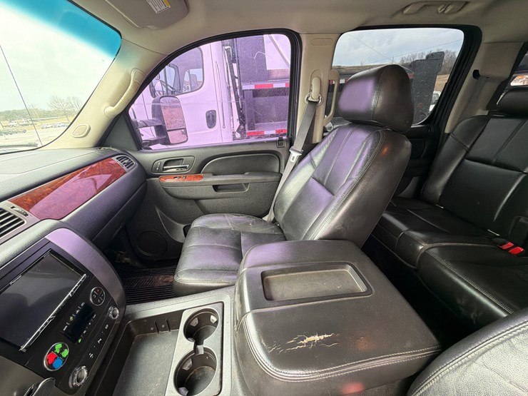 2011-chevrolet-3500-image-14