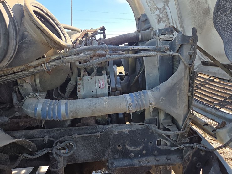 2007-freightliner-day-cab-semi-image-46