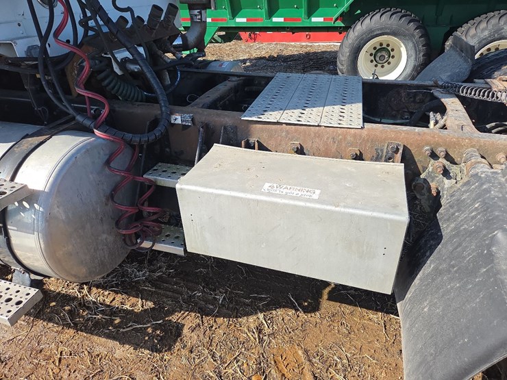 2007-freightliner-day-cab-semi-image-10