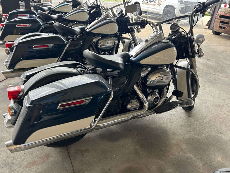 2022-harley-davidson-road-king-police-motorcycle-image-2