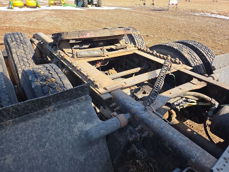 2007-freightliner-day-cab-semi-image-31