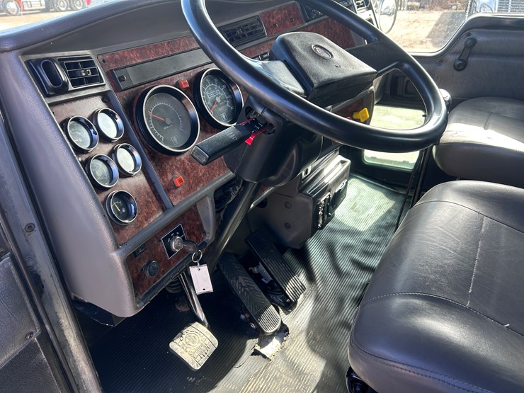 #1679-•-2003-kenworth-flatbed-truck-image-30