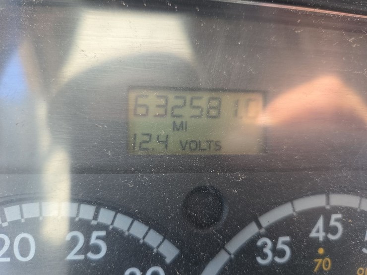 2007-freightliner-day-cab-semi-image-64