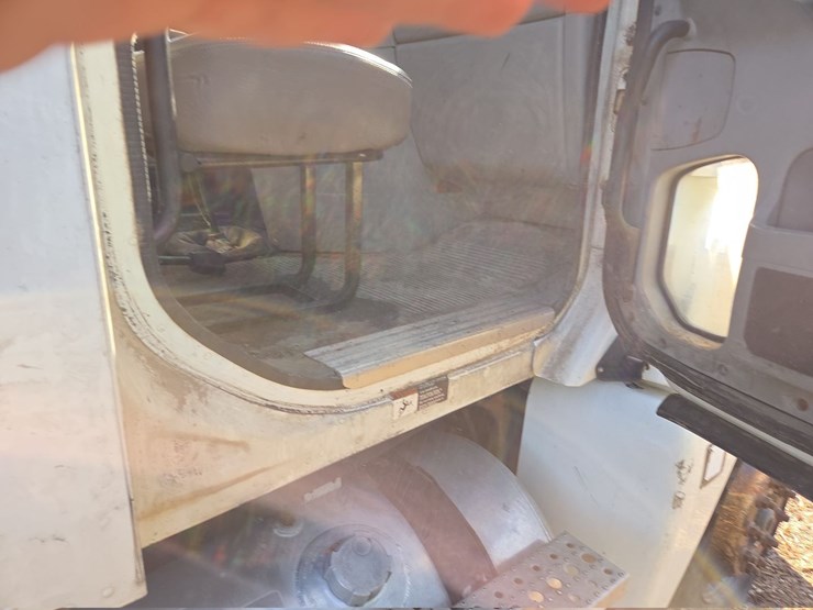 2007-freightliner-day-cab-semi-image-49