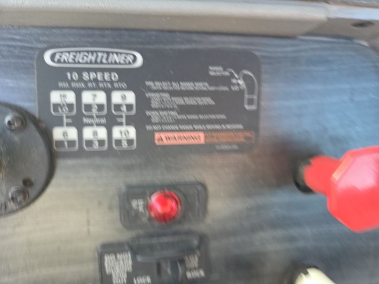 2007-freightliner-day-cab-semi-image-58