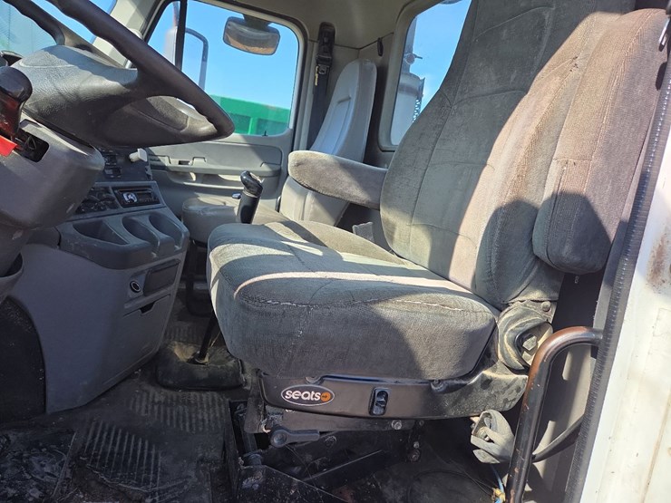 2007-freightliner-day-cab-semi-image-52