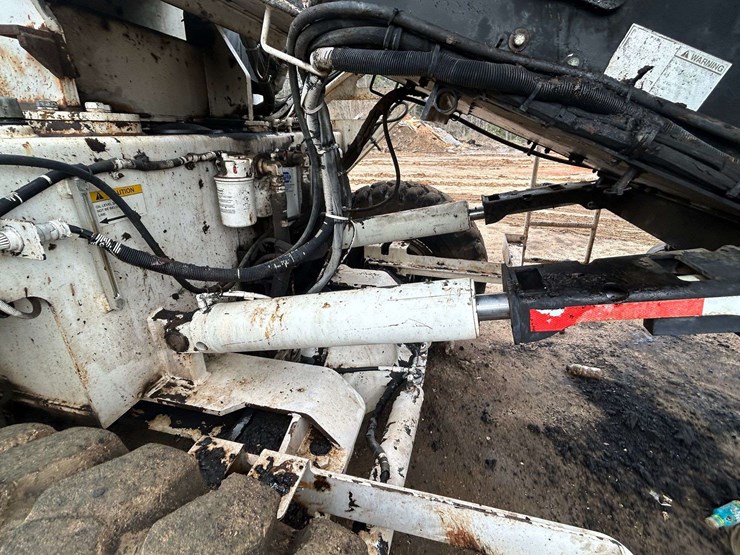 roadtec-mtv1000d-asphalt-material-transfer-buggy-image-11