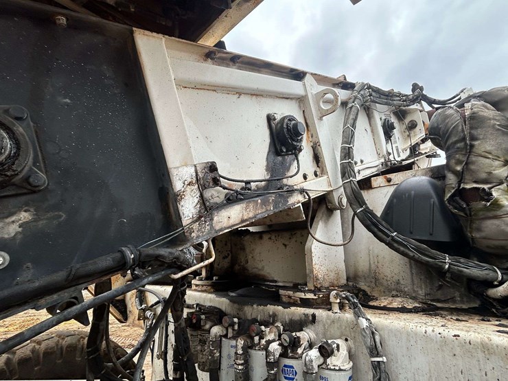 roadtec-mtv1000d-asphalt-material-transfer-buggy-image-21