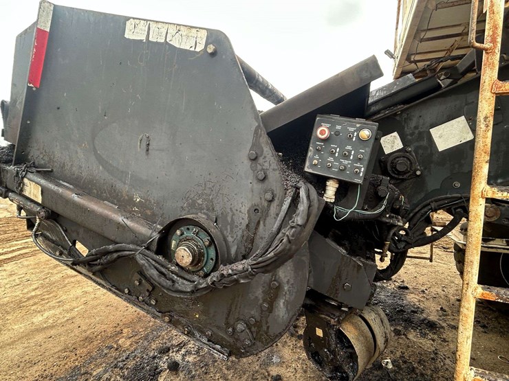 roadtec-mtv1000d-asphalt-material-transfer-buggy-image-19