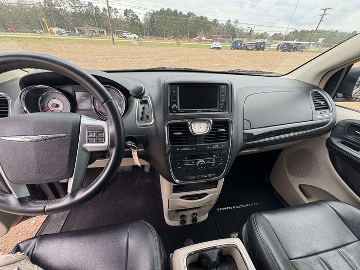 2014-chrysler-town-&-country-image-14