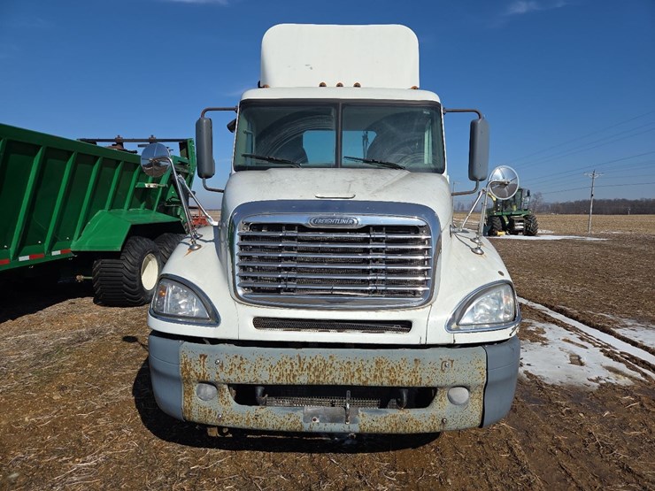 2007-freightliner-day-cab-semi-image-2