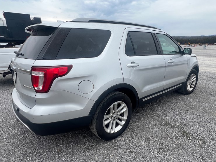 2016-ford-explorer-xlt-image-3