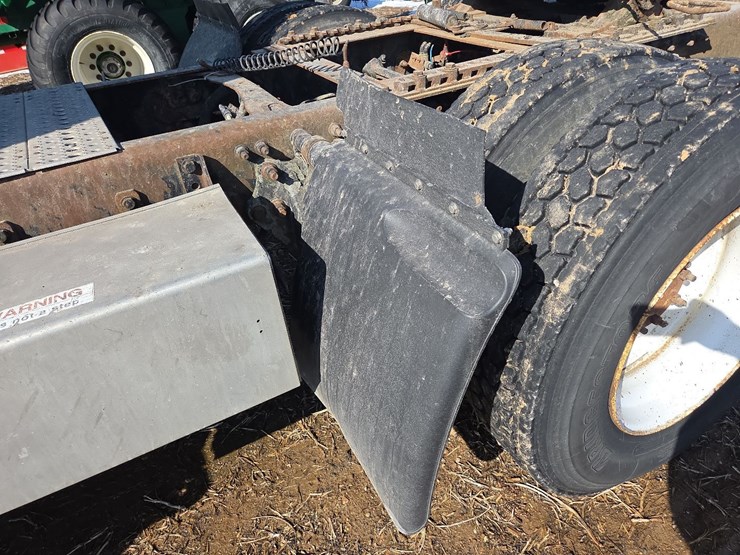 2007-freightliner-day-cab-semi-image-15