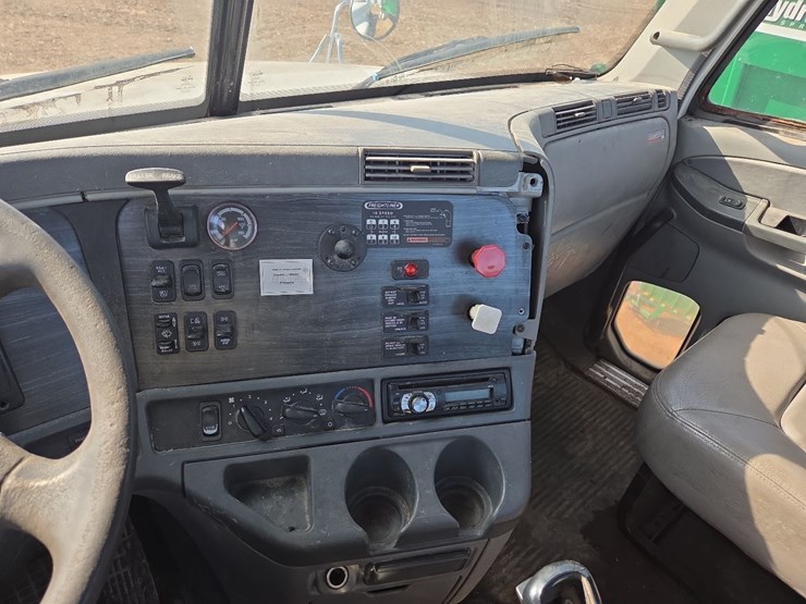 2007-freightliner-day-cab-semi-image-69
