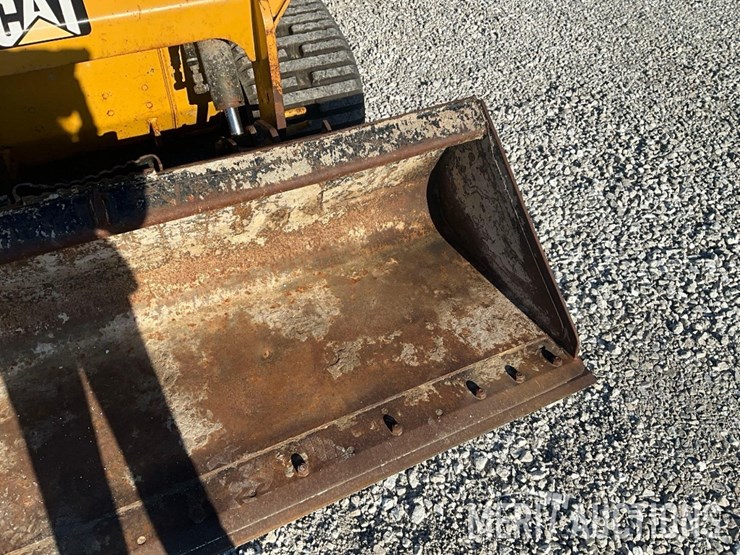 2015-caterpillar-259d-image-11