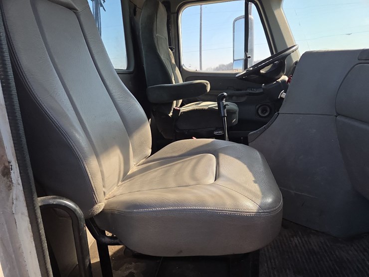 2007-freightliner-day-cab-semi-image-47