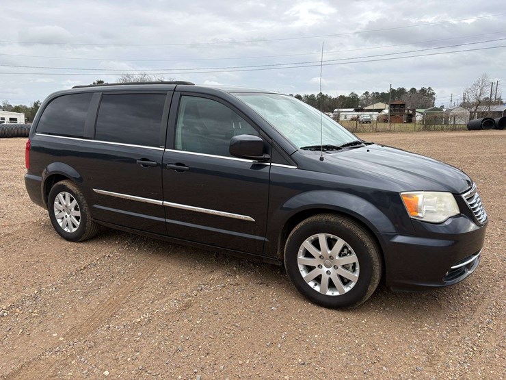 2014-chrysler-town-&-country-image-4
